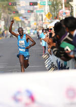 Geoffrey Kenisi Bundi se llevó el Medio Maratón de la Libertad de Expresión.