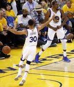 Curry logró su primer triple doble de la postemporada con 31 puntos, 11 asistencias y 10 rebotes, mientras que Durant aportó 33 unidades, 13 tableros y seis asistencias para acercarse a su primer anillo de campeón.