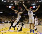 Otra vez bajo la dirección del actual Entrenador del Año de la NBA después de una ausencia de seis semanas, la dupla entre Curry y Kevin Durant puso a los Warriors a dos victorias de la conquista del campeonato.