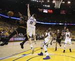 Otra vez bajo la dirección del actual Entrenador del Año de la NBA después de una ausencia de seis semanas, la dupla entre Curry y Kevin Durant puso a los Warriors a dos victorias de la conquista del campeonato.