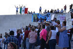 El contingente inició una marcha por la avenida Matamoros rumbo a la Alameda Zaragoza donde se fueron uniendo más personas.