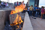 Manifestantes realizaron una quema de cartones de despensa.