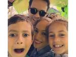 La cantante Jennifer López es otra madre famosa. Tiene dos hijos mellizos con su ex marido, el artista Marc Anthony. Los pequeños se llaman Emme y Max.