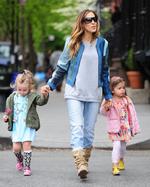 La actriz Sarah Jessica Parker tiene dos hijas mellizas, Marion y Tabitha, que nacieron en junio de 2009 gracias a un vientre de alquiler.