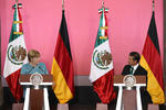 En conferencia de prensa conjunta ofrecida en Palacio Nacional, el mandatario destacó que para México es relevante incrementar el nivel de comercio con el país europeo y afirmó que el intercambio comercial es un motor de desarrollo para ambas naciones.