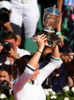 Es también la vencedora más joven de un grande desde que Sharapova venció en el Abierto de Estados Unidos en 2006.