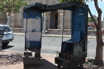 En los alrededores del Jardín también se encuentran algunos carritos metálicos empleados por los boleros para ofrecer sus servicios, pero estos también han sido vandalizados.