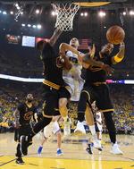 El alero Kevin Durant con 39 puntos lideró el ataque ganador de los Warriors de Golden State que se impusieron por 129-120 a los Cavaliers de Cleveland en el quinto partido de las Finales de la NBA