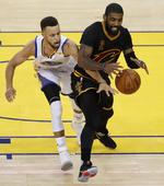 El jugador de Golden State Warriors Klay Thompson choca contra los jugadores de Cleveland Cavaliers Tristan Thompson y Kyrie Irving , en la primera mitad del partido cinco