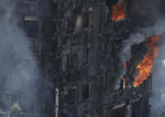 Humo y llamas eran visibles a la distancia  debido al enorme incendio en una de los edificios de vivienda más altos de esta ciudad.