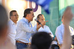 Guillermo Anaya dando un discurso luego de presentar la solicitud de impugnación de las elecciones.