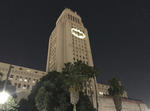 La noche del jueves, como un homenaje póstumo y en una ceremonia encabezada por el alcalde Eric Garcetti, el edificio de la alcaldía recibió la proyección de una imagen del símbolo de Batman en negro con un fondo amarillo.