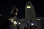 En la serie de televisión West representó al superhéroe hombre murciélago y quien era al mismo tiempo el millonario Bruce Wayne.