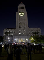 Garcetti estuvo acompañado del jefe del Departamento de Policía de Los Angeles, Charlie Beck, y a quienes se unieron fanáticos disfrazados con el personaje del hombre murciélago.