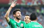 Del pie de Javier Aquino, Oribe Peralta anotó el gol de la victoria de México ante Nueva Zelanda.