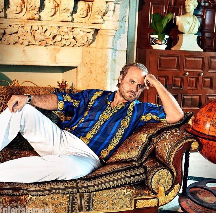 En un adelanto de la publicación en Internet se puede ver la sesión de fotos en las que el venezolano estrella la serie, aparece caracterizado como Gianni Versace, vestido