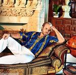 En un adelanto de la publicación en Internet se puede ver la sesión de fotos en las que el venezolano Edgar Ramírez, estrella de la serie, aparece caracterizado como Gianni Versace, vestido con una camisa azul marino y dorado, y pantalones blancos.