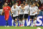 Alemania y Chile empataron 1-1 y ninguna de las dos selecciones consiguió sellar su pase a las semifinales de la Copa Confederaciones, en una jornada en la que Camerún y Australia se mantuvieron con vida tras firmar tablas (1-1).