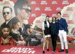 El director de cine Edgar Wright (c) acompañado por los actores protagonistas, Ansel Elgort y la mexicana Eiza González en la presentación del filme en Madrid.