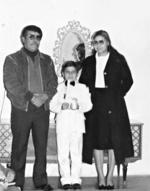 25062017 Sergio Silva Castro en su primera comunión en 1983. Lo acompañan sus padrinos, Gabriel Castro y Ma. de los Ángeles Ibarra.