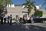 Ciudadanos protestaron en el exterior de la Casa de Gobierno de Coahuila, ubicada en Torreón Jardín.