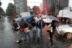 Ciclistas y peatones afectados por la lluvia en CDMX.