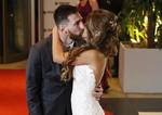Tras años de postergaciones, Lionel Messi y Antonella Roccuzzo, su novia de toda la vida, se casaron ayer por la noche en Rosario, la ciudad argentina natal de ambos.