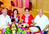 01072017 UN AñO MáS DE VIDA.  Bertha Alicia Carrillo de Salas con su esposo, Gerardo Salas de la Cruz, y sus hijos, Ana Cristina y Alfonso Salas Carrillo, en su festejo de cumpleaños.