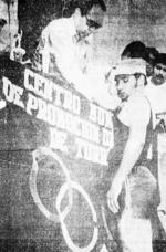 02072017 El atleta lagunero de la carrera olímpica de 5 mil metros, Mtro. Antonio Lozoya Pérez, recibiendo la medalla a la que se hizo acreedor, de manos del Lic. Mariano López
Mercado, en representación del Alcalde de Torreón, Sr. Juan Abusaid Ríos, en 1968.