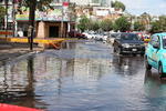 Según las autoridades, el abandono de basura en las calles es la principal causa de inundaciones en la capital.