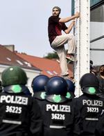 Prosiguen las protestas y los intentos de bloqueo contra la cumbre del G20 en esta ciudad del norte de Alemania, informaron fuentes policiales.