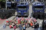 Prosiguen las protestas y los intentos de bloqueo contra la cumbre del G20 en esta ciudad del norte de Alemania, informaron fuentes policiales.