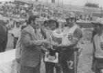 09072017 Jesús Reyes entregando el trofeo al equipo campeón de la liga en el Estadio de Acereros de Monclova en la década de los 80.