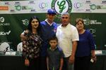 Acompañado de su familia, Juan Felipe Acosta Cárdenas hizo oficial su paso a los Azulejos de Toronto.