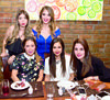 08072017 POR CASARSE.  Paola Núñez acompañada de su hermana, Fernanda, y algunas de sus amigas en su fiesta de despedida.