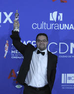 El actor mexicano Paco de la Fuente levanta su premio Ariel a revelación masculina por el filme "El Alien y Yo".
