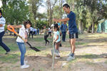 Corredores y paseantes del Bosque Venustiano Carranza acudieron al evento y junto con niños, apoyaron en la plantación de los nuevos árboles y el riego.