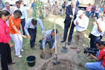 En el marco del día mundial del árbol, ciudadanos de Torreón acudieron al Bosque Venustiano Carranza a reforestar.