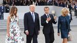 Al finalizar el desfile, Trump y Macron platicaron brevemente y mostraron gestos de complicidad y de buena relación, junto a las dos primeras damas de ambos países.