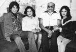 16072017 Jaime Montoya G. con su mamá, Antonia, su papá, Esteban, y su hermana, Tanny Montoya Gómez, el 31 de diciembre de 1973.