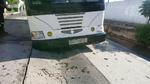Autoridades de las diversas corporaciones de seguridad y rescate del municipio acudieron al lugar donde encontraron un autobús blanco de SEUAC con la llanta delantera derecha hundida en el colector colapsado.