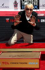 Stan Lee, el cocreador de cómics para Marvel, quedó hoy inmortalizado tras colocar sus huellas de manos y pies frente al Teatro Chino, en la avenida Hollywood Boulevard de Los Ángeles, California.