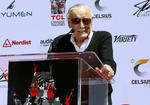 Stan Lee, el cocreador de cómics para Marvel, quedó hoy inmortalizado tras colocar sus huellas de manos y pies frente al Teatro Chino, en la avenida Hollywood Boulevard de Los Ángeles, California.