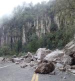 Tras las lluvias registradas la tarde de este miércoles se presentó un derrumbe en la carretera libre Durango-Mazatlán.