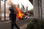 La Secretaría de Seguridad Pública de la Ciudad de México informó además que cinco vehículos pesados que fueron quemados y 25 mototaxis que bloqueaban las avenidas fueron llevados al corralón.