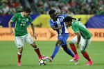 Al minuto 77, una oportuna intervención de Corona impidió el empate luego de que Honduras sorprendiera con un casi gol olímpico, sin embargo el guardameta nacional consiguió rechazar el balón.