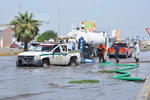 Inundaciones por lluvias causan caos vial en Torreón