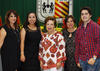 Ana Isabel González, tía,María José Ojeda, graduada, Rosa Alicia Hernández, abuelita, Rosy González, mamá, y Raul Santoyo, familiar