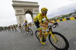 Froome, de 32 años, entró en la meta de los Campos Elíseos luciendo por tercera vez consecutiva el maillot amarillo de campeón.