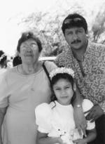 30072017 Brenda Martínez Mendoza con su abuelita, Manuela Durán, y su papá, Cuauhtémoc Martínez, en su Primera Comunión.
